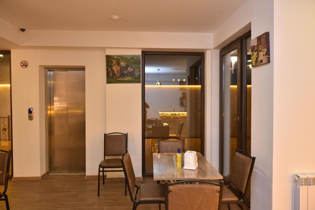 Отель Hotel King Tom Тбилиси-20